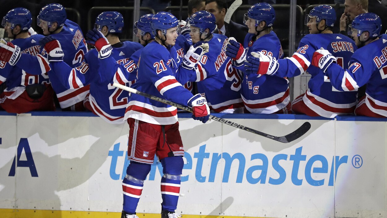 Il passe près du banc des Rangers pour célébrer son but avec ses coéquipiers.