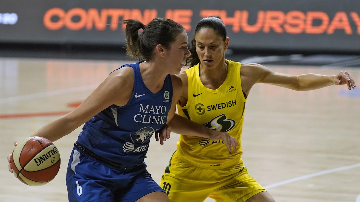 Bridget Carleton contrôle le ballon face à une adversaire.