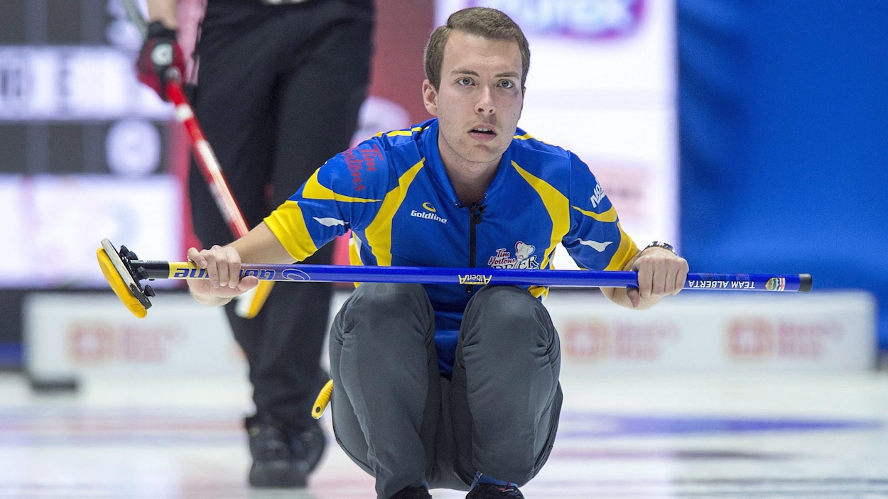 Le capitaine de l'équipe albertaine, Brendan Bottcher, observe une pierre lors d'un match du Brier, présenté à Regina, en Saskatchewan.