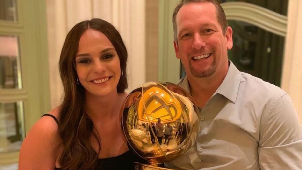 Ils posent avec le trophée Larry-O'Brien