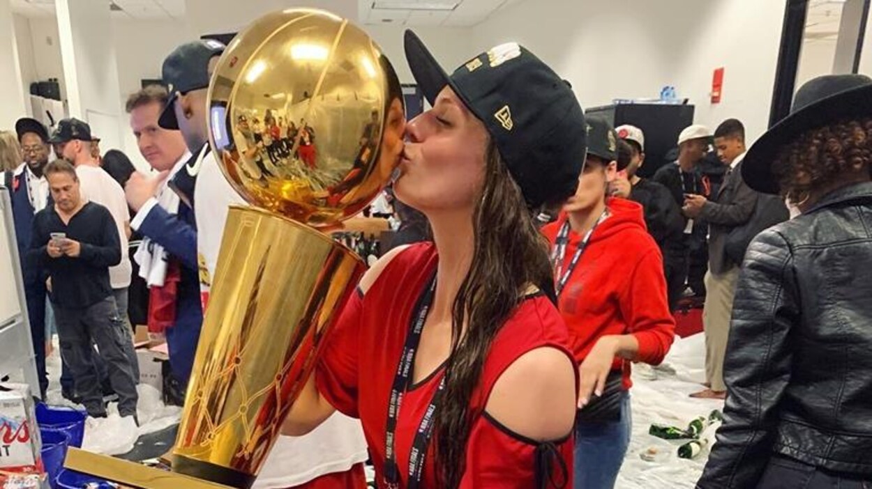 Brittni Donaldson embrasse le trophée Larry O'Brien.