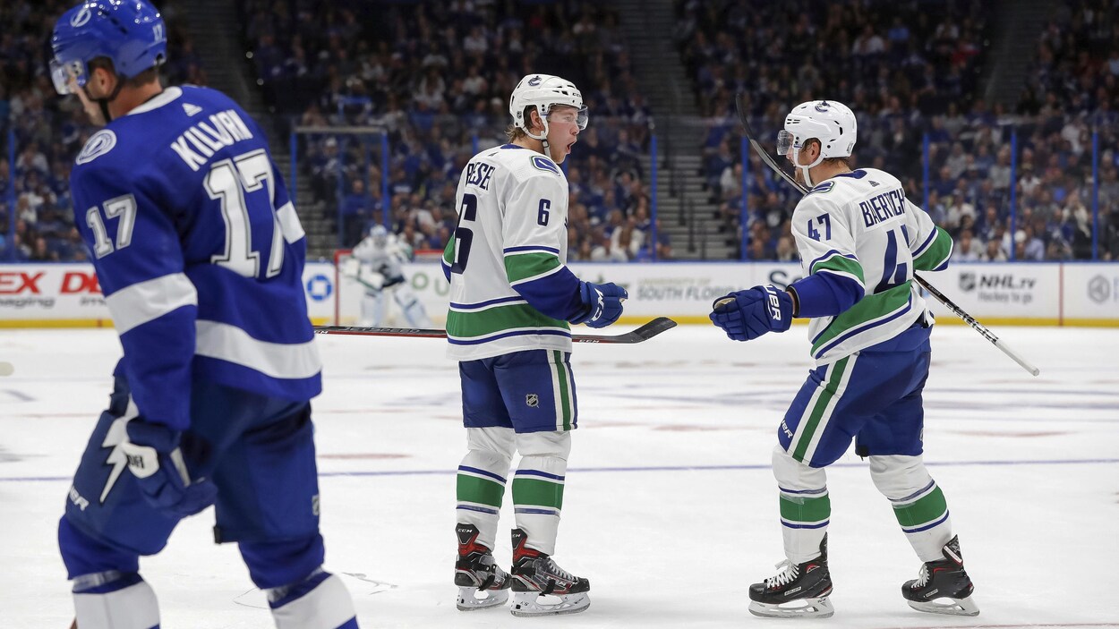 Brock Boeser (6) et Sven Baertschi (47) des Canucks Brock Boeser (6) et Sven Baertschi (47) des Canucks