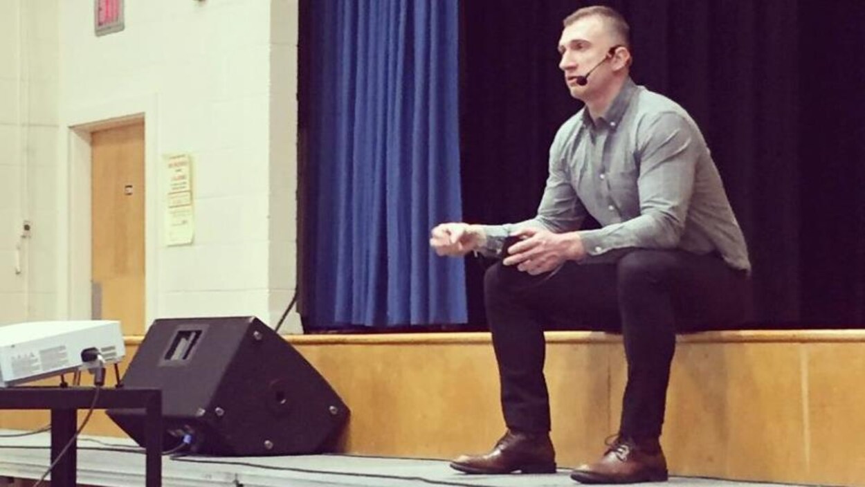 Brock McGillis donne une conférence.