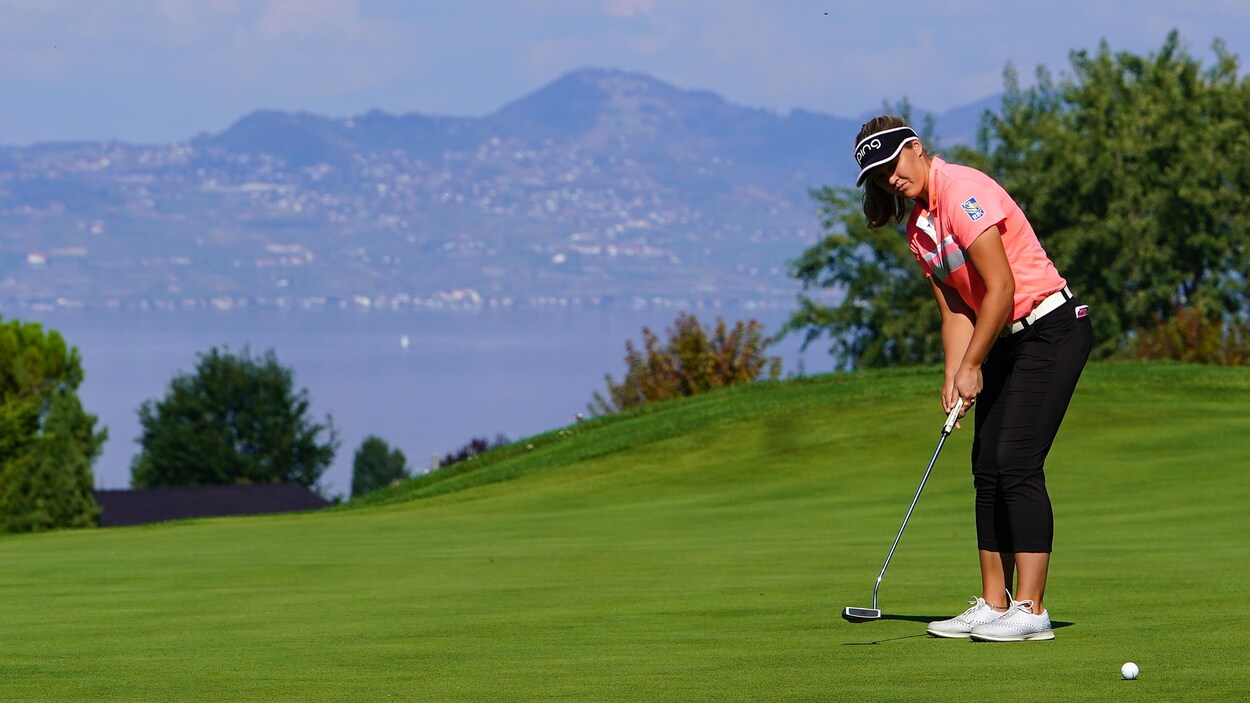Brooke Henderson frappe un coup roulé sur le vert du parcours d'Évian-les-Bains. Brooke Henderson frappe un coup roulé sur le vert du parcours d'Évian-les-Bains.