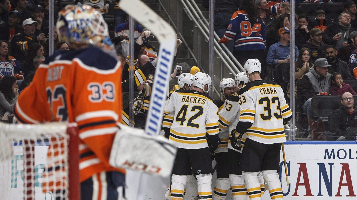 Les joueurs des Bruins célèbrent après avoir marqué face aux gardien des Oilers, Cam Talbot. Les joueurs des Bruins célèbrent après avoir marqué face aux gardien des Oilers, Cam Talbot.