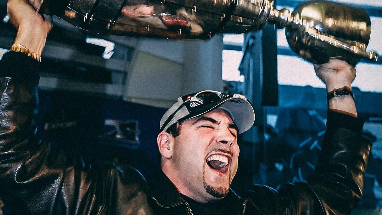 Bruno Heppell soulève la coupe Grey alors que l'équipe est accueillie par des partisans à l'aéroport de Dorval au lendemain de sa conquête du trophée face aux Eskimos d'Edmonton, en novembre 2002. Bruno Heppell soulève la coupe Grey alors que l'équipe est accueillie par des partisans à l'aéroport de Dorval au lendemain de sa conquête du trophée face aux Eskimos d'Edmonton, en novembre 2002.