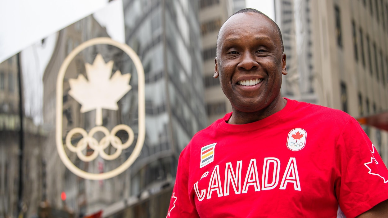 Le chef de mission de l'équipe canadienne aux Jeux de la Jeunesse 2018, Bruny Surin, pose devant la Maison olympique du Canada, à Montréal.