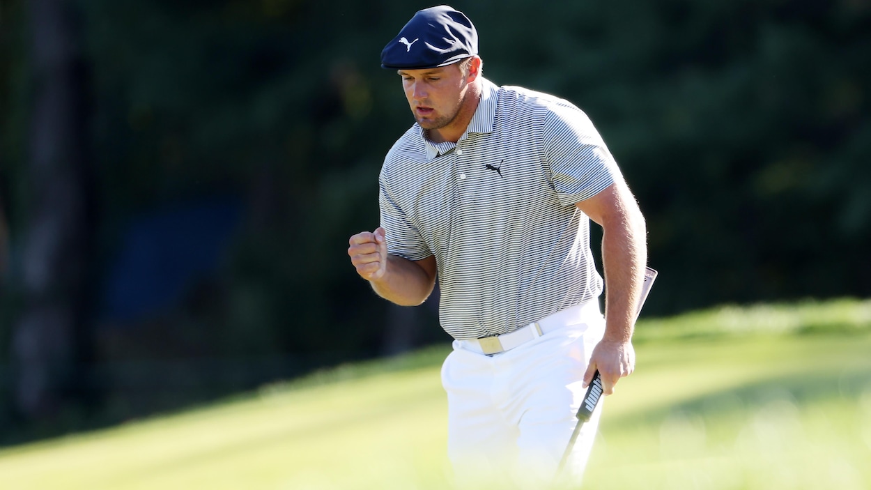 Un golfeur serre le poing après un bon coup.