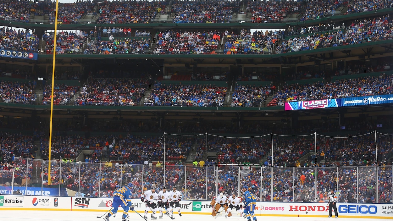 Les Blackhawks de Chicago et les Blues en action à la Classique hivernale au Busch Stadium de Saint Louis
