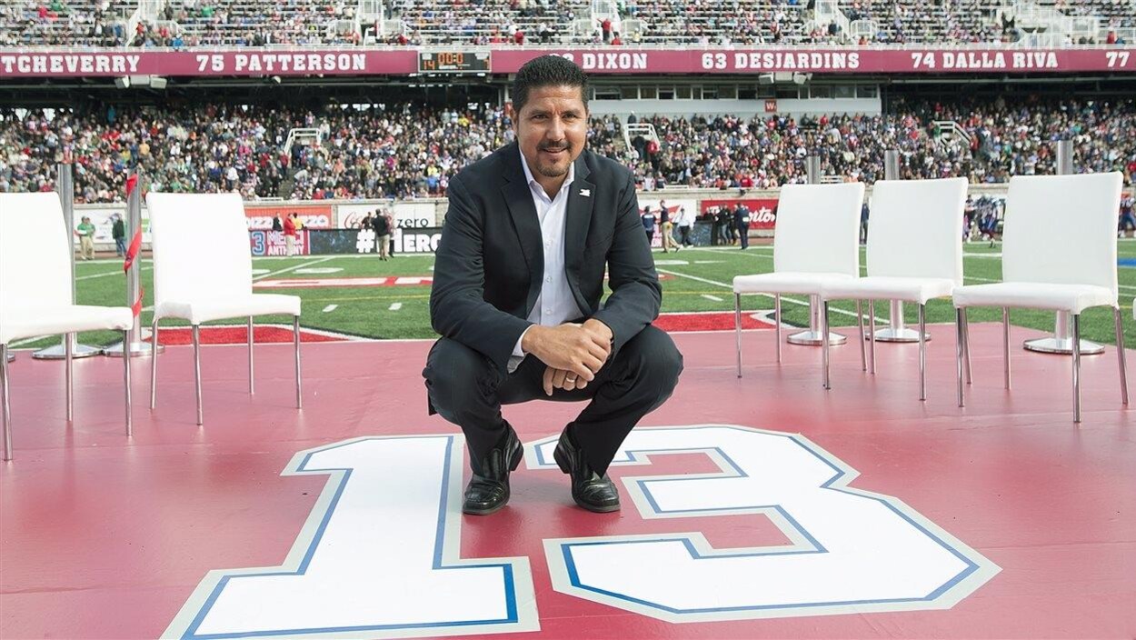 Anthony Calvillo après la cérémonie du retrait de son chandail no 13 Anthony Calvillo après la cérémonie du retrait de son chandail no 13