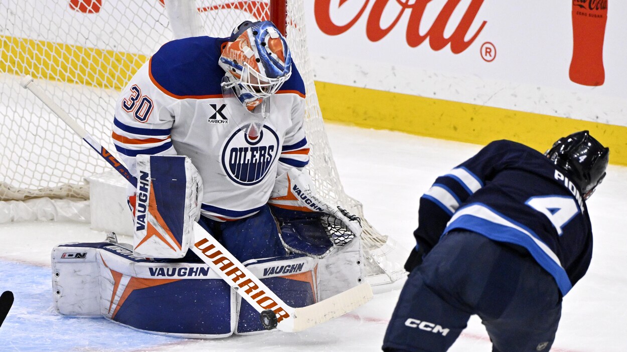 Calvin Pickard se dresse devant les Jets