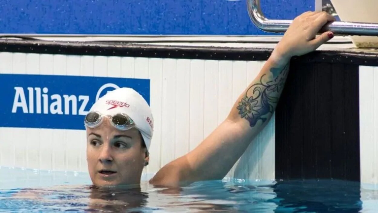 Une nageuse regarde le tableau indicateur après une course.