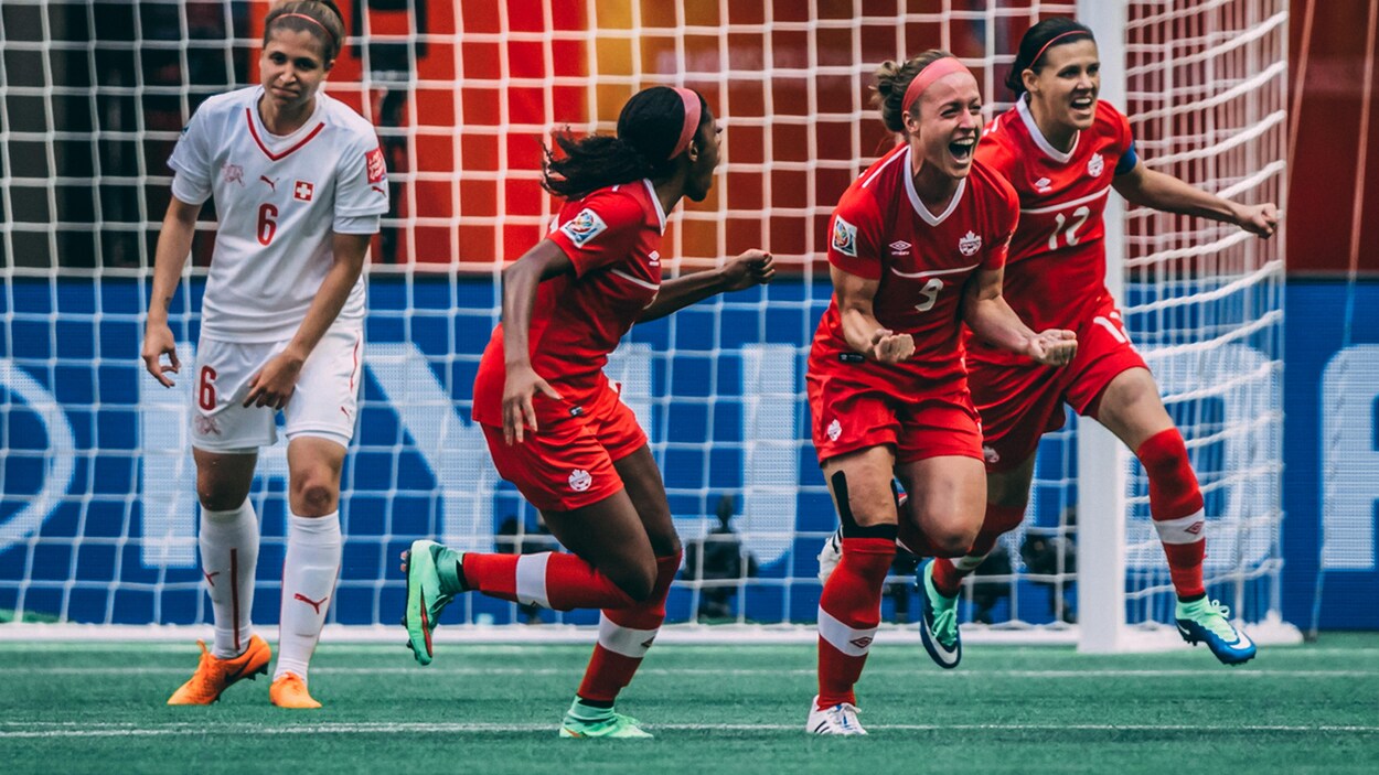 Josée Bélanger (9), flanquée d'Ashley Lawrence (gauche) et de Christine Sinclair, exprime sa joie après avoir marqué en deuxième demie lors du match opposant le Canada à la Suisse, à la Coupe du monde féminine de 2015, à Vancouver. Josée Bélanger (9), flanquée d'Ashley Lawrence (gauche) et de Christine Sinclair, exprime sa joie après avoir marqué en deuxième demie lors du match opposant le Canada à la Suisse, à la Coupe du monde féminine de 2015, à Vancouver.