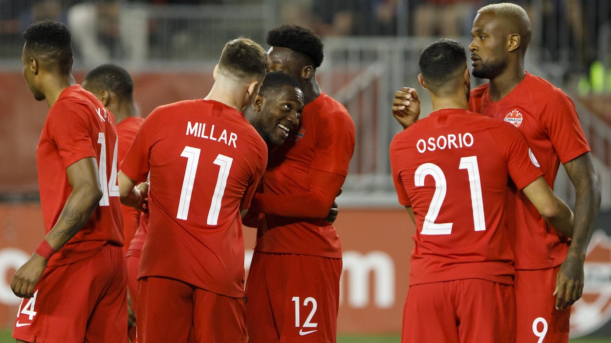 Alphonso Davies (12) célèbre le but du Canada avec Doneil Henry (centre) et Liam Millar (11).