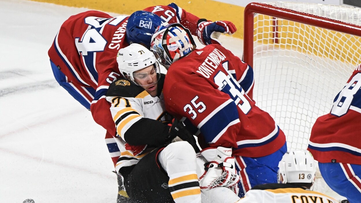 Taylor Hall, des Bruins, entre en collision, pieds devant, avec le gardien du Canadien.