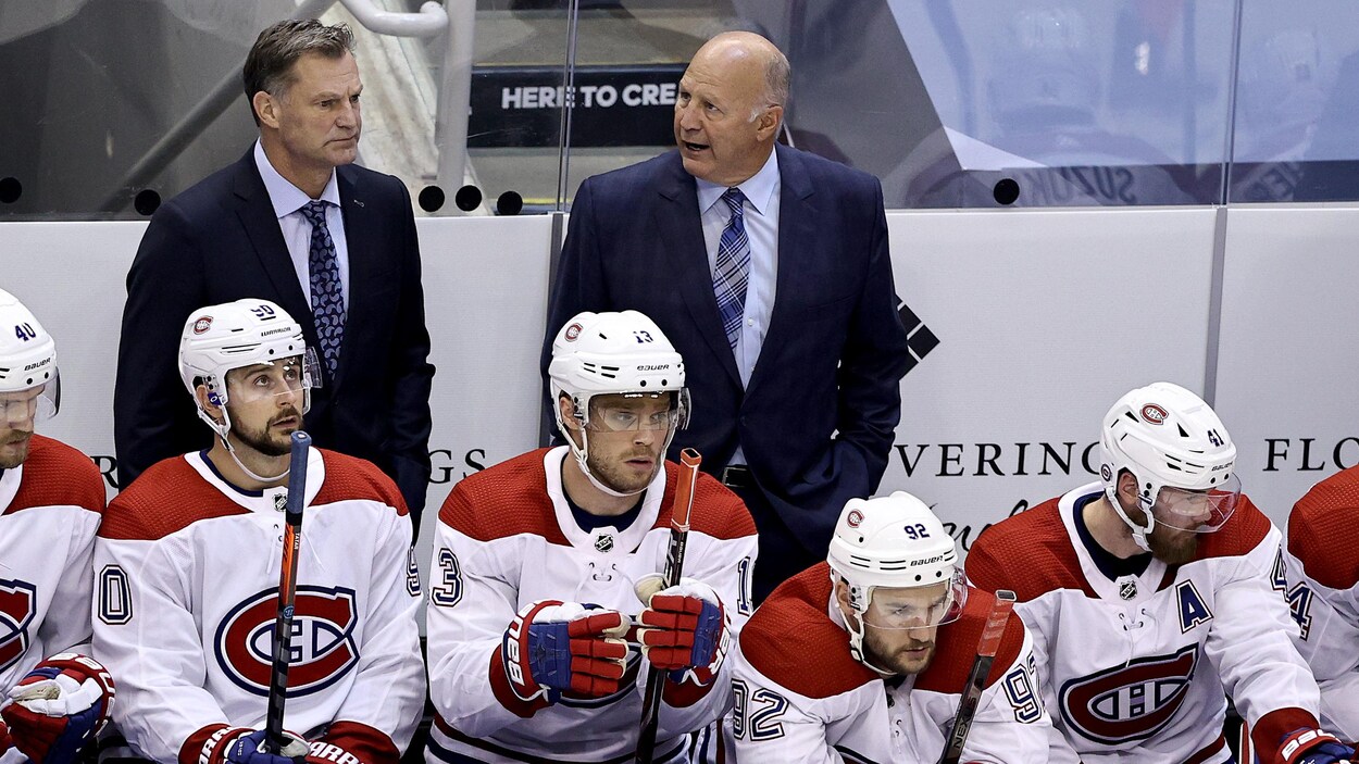 Des joueurs assis à leur banc.