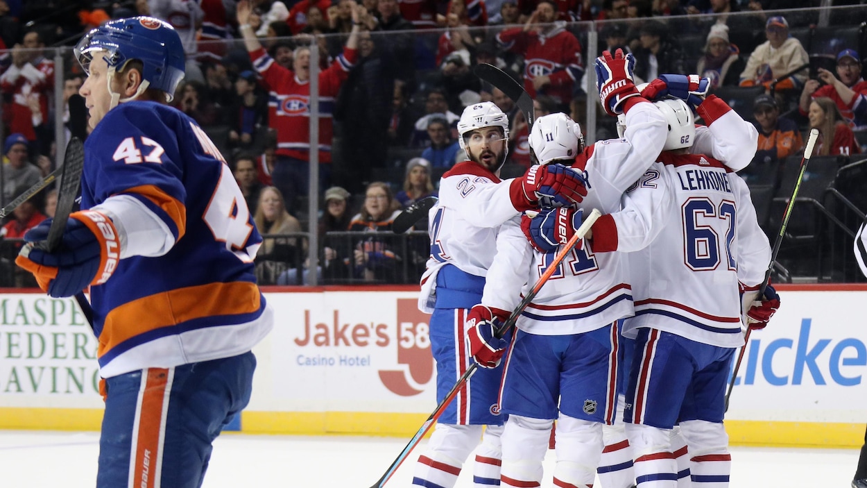 Les joueurs du Canadien célèbrent un but.