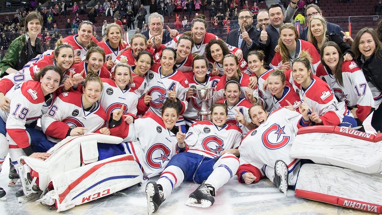 Photo d'équipe sur la glace après la victoire