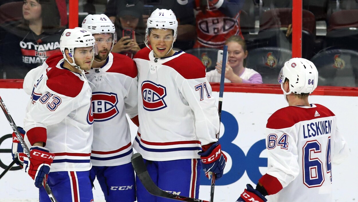 Il est flanqué de Matthew Peca, Riley Barber et Otto Leskinen.