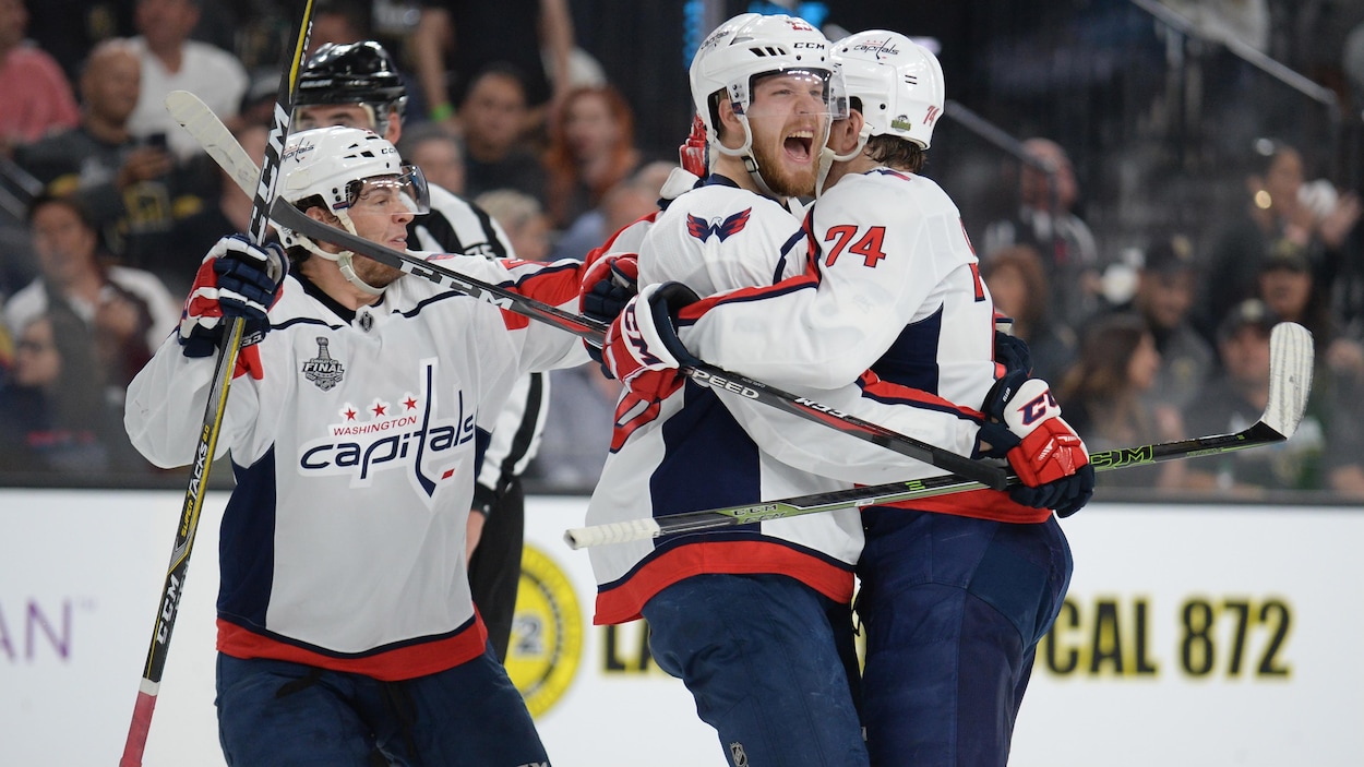 Lars Eller célèbre son but avec ses coéquipiers. Lars Eller célèbre son but avec ses coéquipiers.