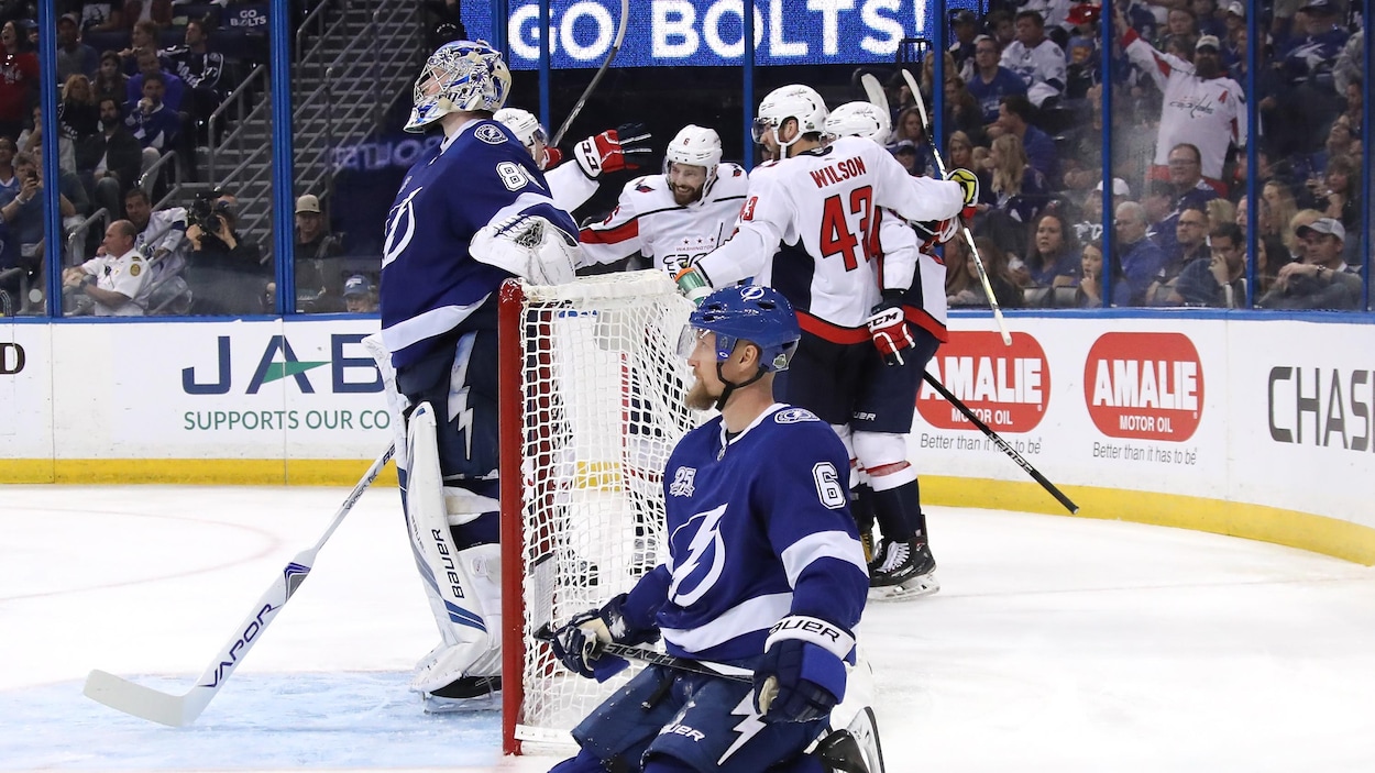 Les Capitals célèbrent un but devant Andrei Vasilevskiy (à gauche) et Anton Stralman. Les Capitals célèbrent un but devant Andrei Vasilevskiy (à gauche) et Anton Stralman.