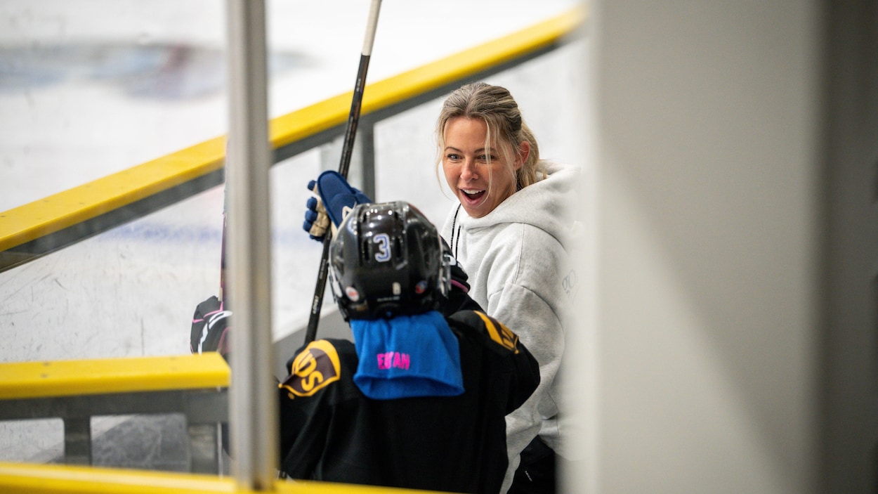 Hockey Québec veut plus de femmes derrière les bancs