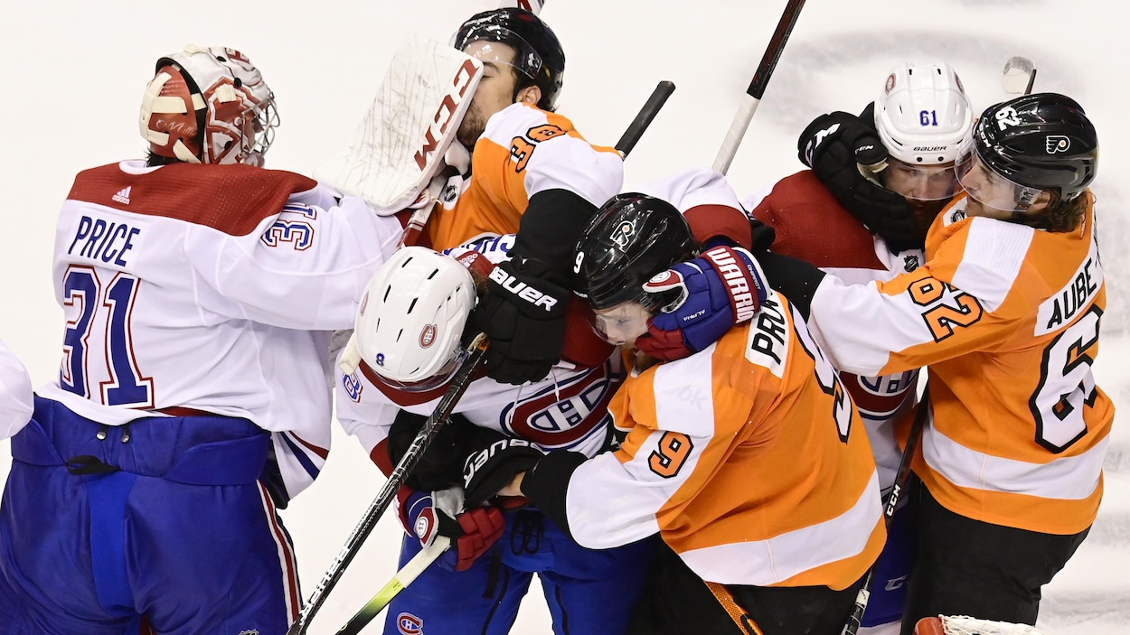 Des joueurs de hockey se colletaillent.