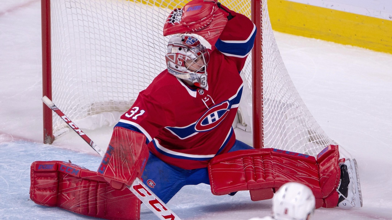 Carey Price fait le grand écart et réalise un arrêt spectaculaire de la mitaine sur un tir d'Alexander Ovechkin. Carey Price fait le grand écart et réalise un arrêt spectaculaire de la mitaine sur un tir d'Alexander Ovechkin.