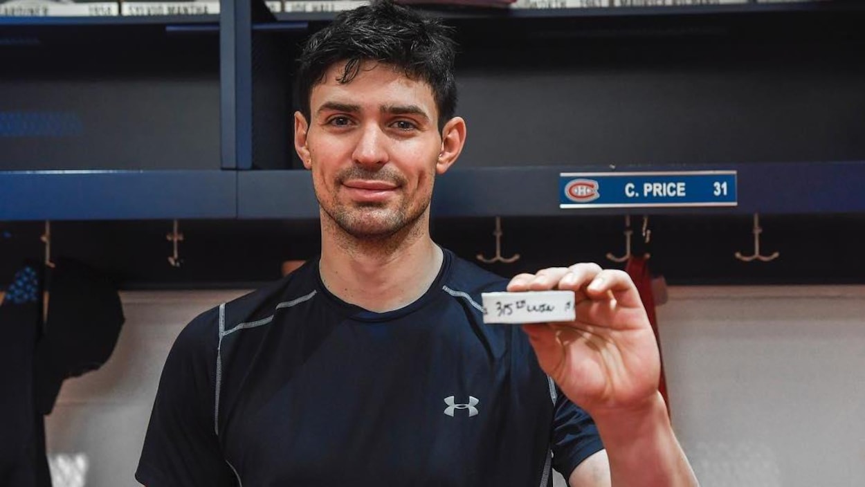 Carey Price montre la rondelle qui indique 315 victoires.