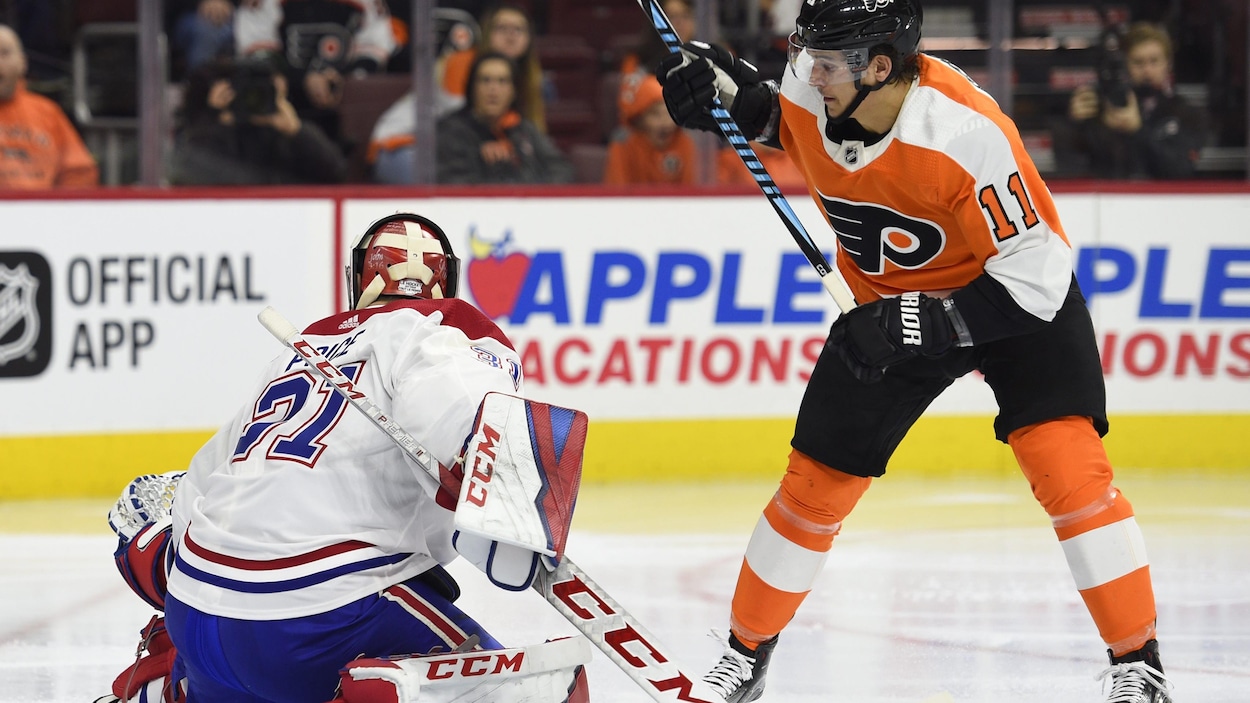 Travis Konecny (droite) devant Carey Price (gauche)