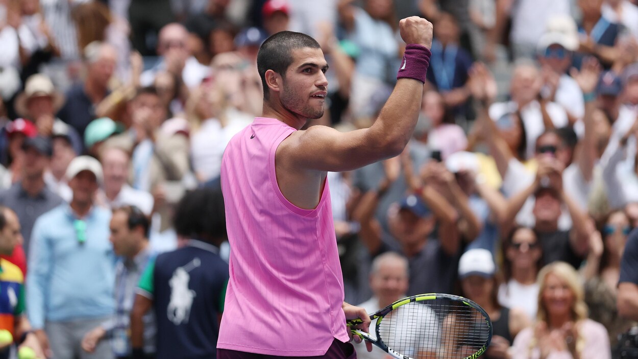 Carlos Alcaraz file rapidement en demi-finales à New York