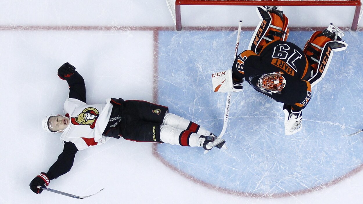 Un joueur de hockey est sur le dos.