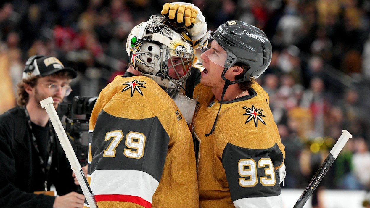Carter Hart remporte son premier départ en 2 ans, les Golden Knights gagnent 4-3