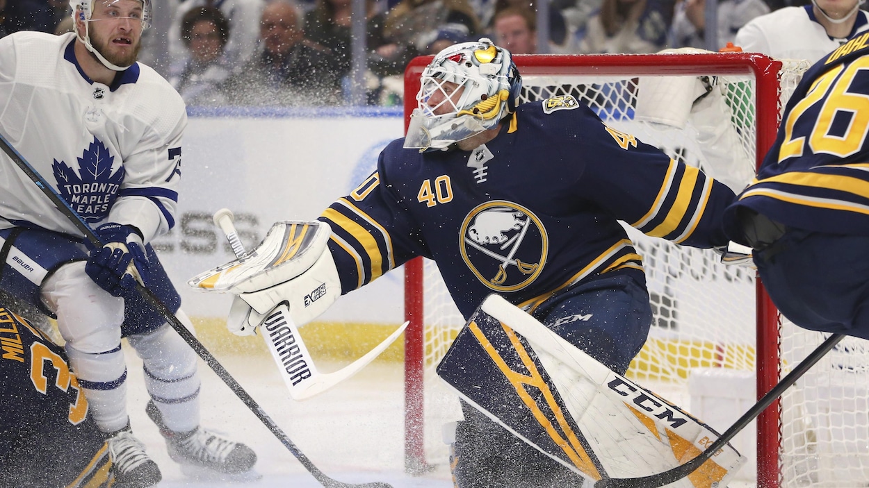 Le gardien des Sabres de Buffalo effectue un arrêt.