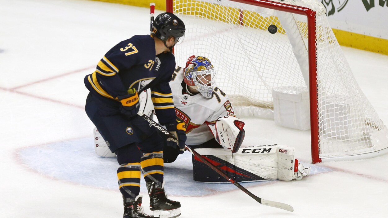 Casey Mittelstadt pousse la rondelle derrière le gardien Sergei Bobrovsky.
