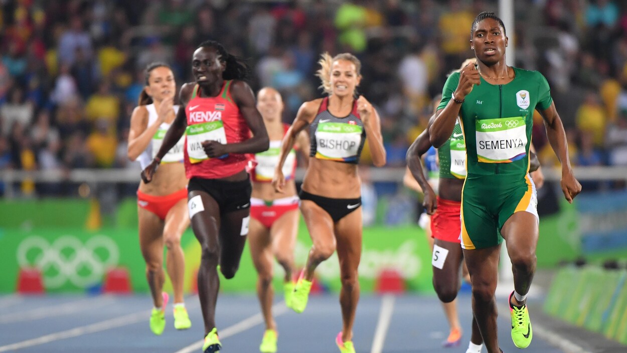 Caster Semenya mène le peloton du 800 m devant la Canadienne Melissa Bishop. Caster Semenya mène le peloton du 800 m devant la Canadienne Melissa Bishop.