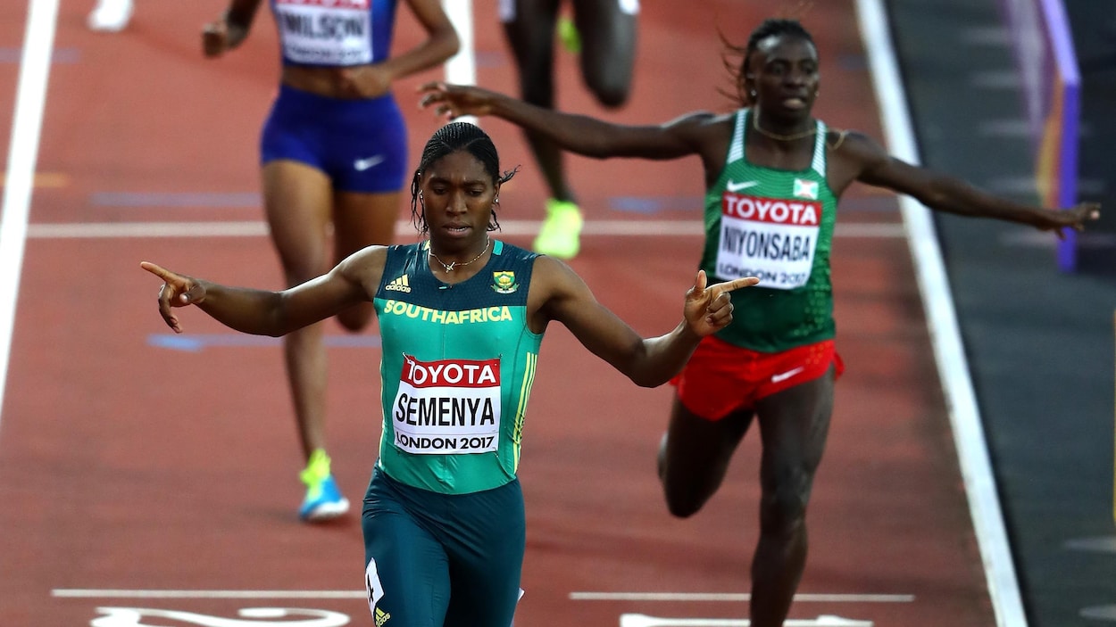 Caster Semenya (en avant) et Francine Niyonsaba à la fin du 800 m des Championnats du monde de 2017 à Londres