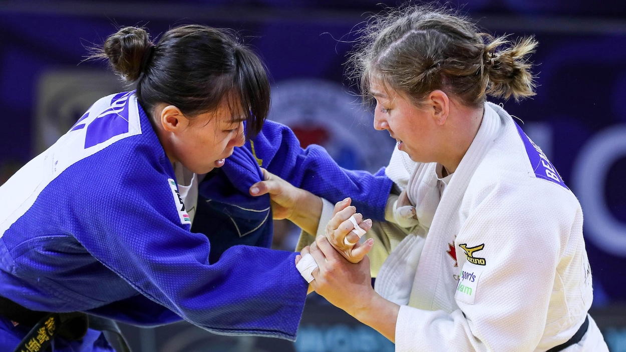 Les judokas s'empoignent.