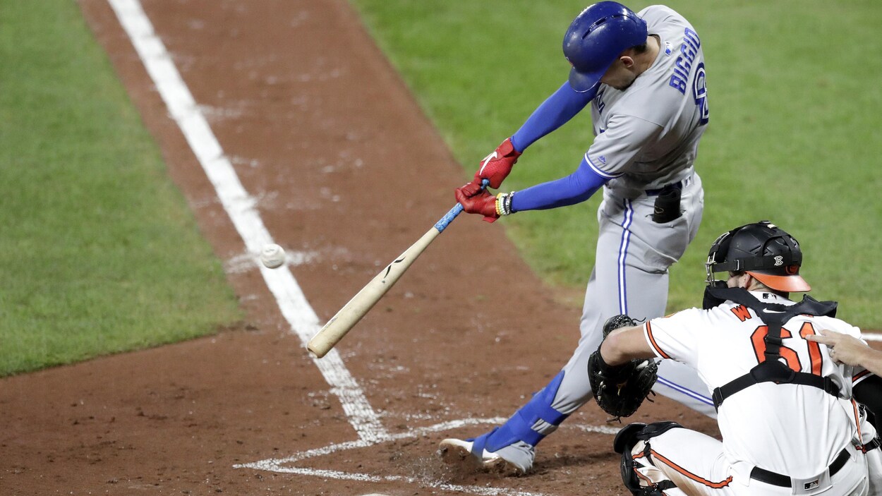Il frappe la balle devant le receveur Austin Wynns.