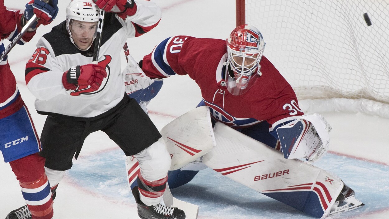 Le gardien du Canadien cherche la rondelle des yeux devant son filet.