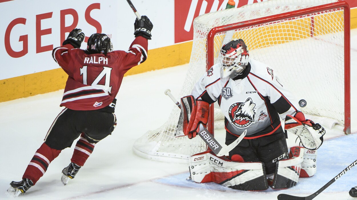 Cedric Ralph marque un but contre les Huskies en demi-finale de la Coupe Memorial.