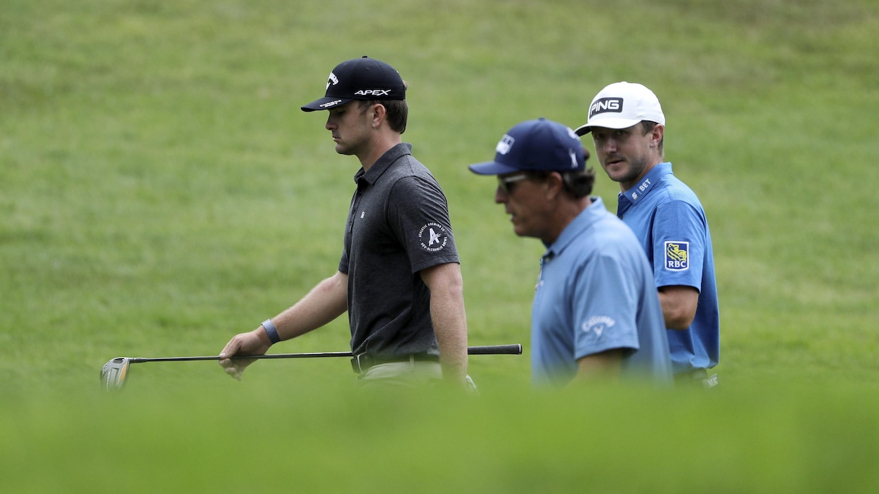 Trois joueurs marchent sur le parcours du Championnat Travelers.