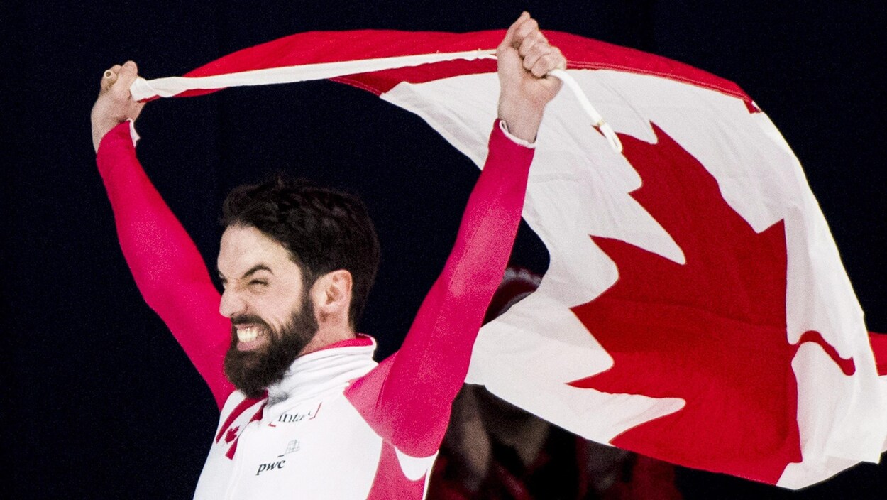 Charles Hamelin célèbre son titre de champion du monde.
