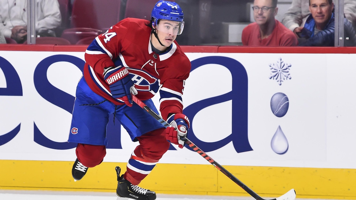 Il manie la rondelle pendant un match du Canadien.