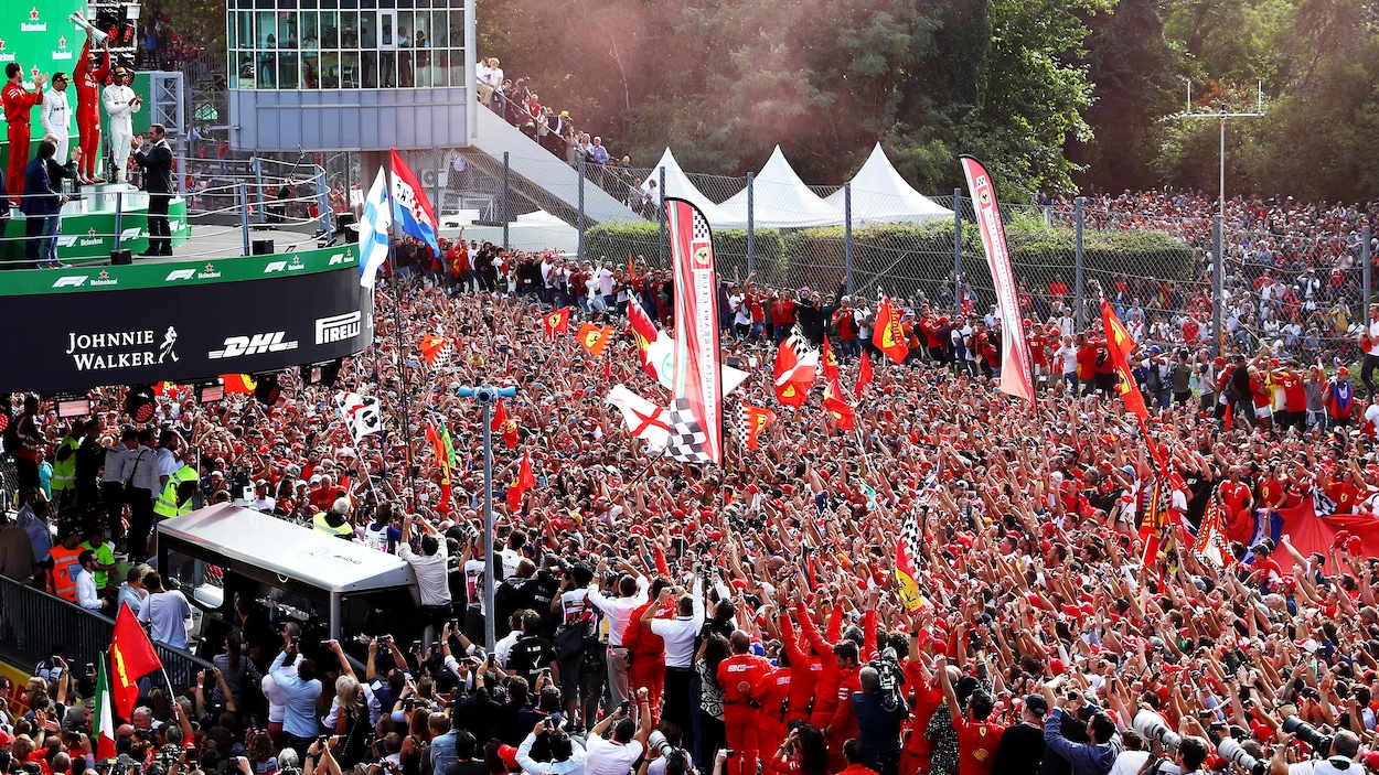 Il soulève le trophée du vainqueur sur le podium à Monza.