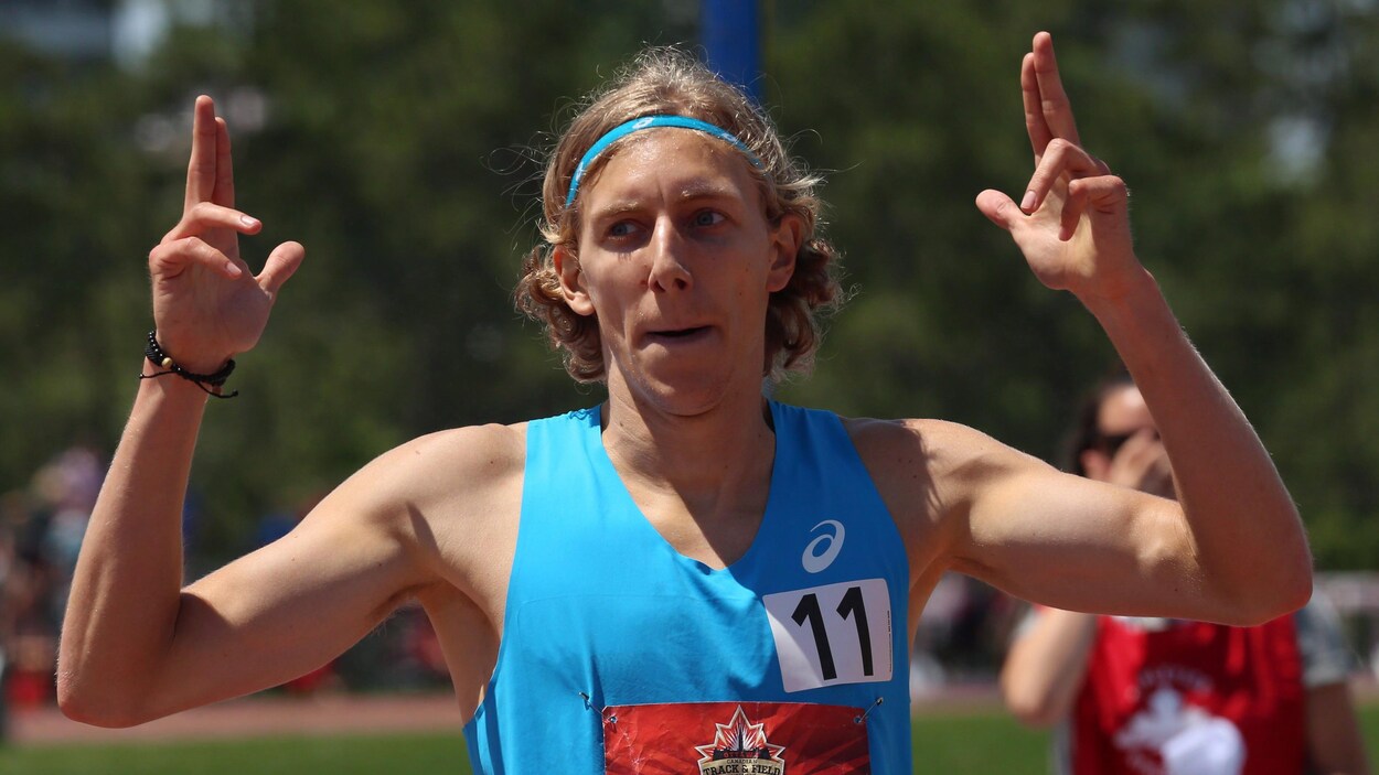 Charles Philibert-Thiboutot les bras dans les airs après sa victoire au 1500 m des Championnats canadiens Charles Philibert-Thiboutot les bras dans les airs après sa victoire au 1500 m des Championnats canadiens