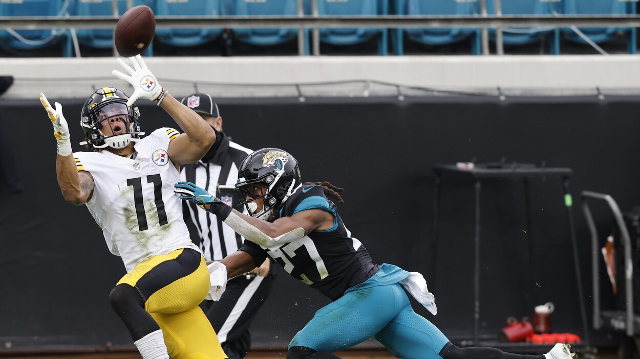 Chase Claypool (no 11) effectue un attrapé devant Chris Claybrooks (no 27).