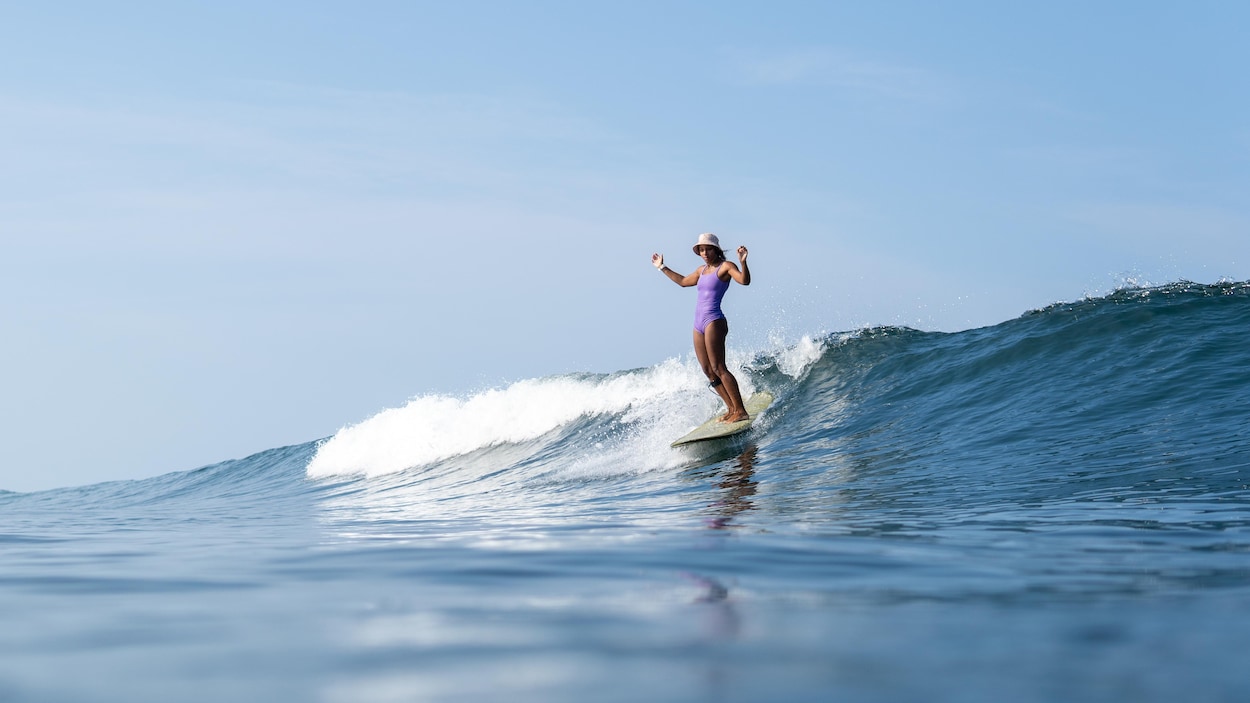 La surfeuse Chloé Mocombe et l’importance de la diversité