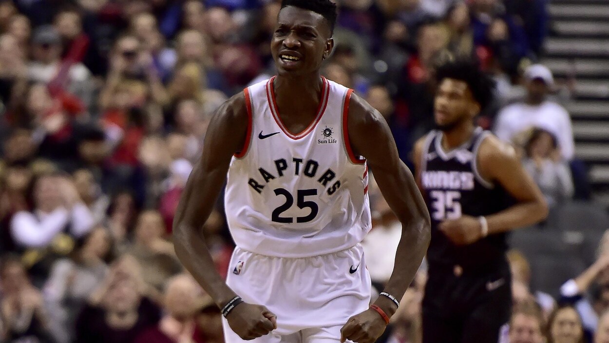 Chris Boucher serre les poings après avoir marqué contre les Kings de Sacramento.