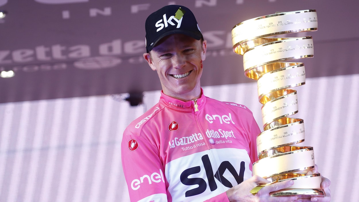 Chris Froome soulève le trophée du gagnant du Tour d'Italie après la fin de la course, à Rome. Chris Froome soulève le trophée du gagnant du Tour d'Italie après la fin de la course, à Rome.